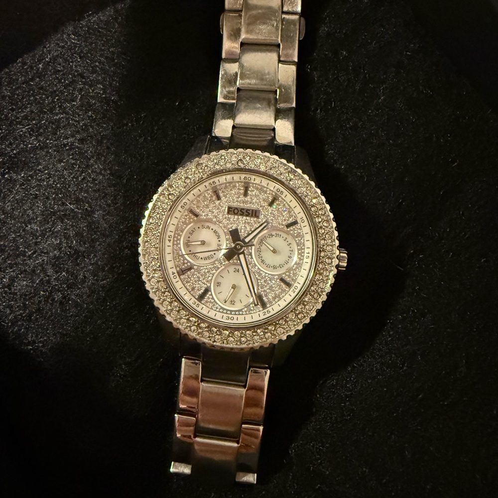 EyeCatching Silver Fossil Watch - Picture 2 of 6